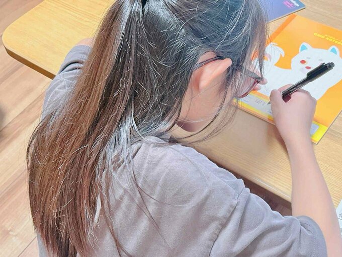 ノートに科目名を記入する