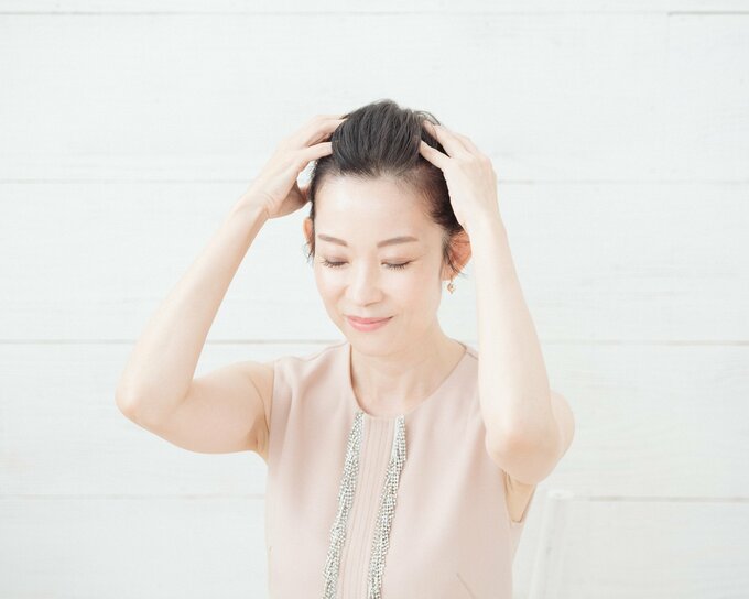 頭皮マッサージをする女性