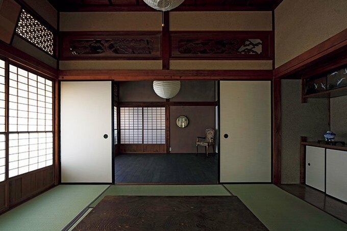 和室から板張りの部屋を見たところ