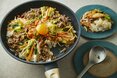 ワンパン15分で「石焼き風ビビンバ」レシピ。具材は炒めるだけ、香ばしいおこげも味わえる