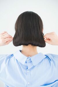両端のフックを持って内側に回転させ、きつめに髪を巻きつけていく