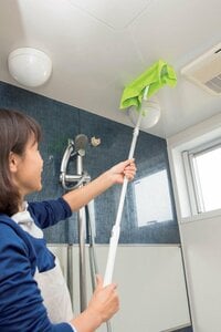 フローリングワイパーで天井や手の届かない壁をふく
