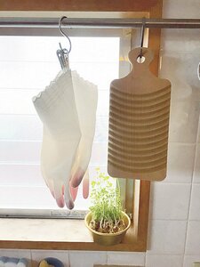 つり戸棚下のレールに下げて干しながら収納