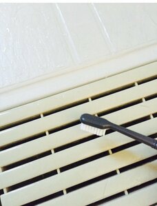 すみずみまで古歯ブラシでこすり洗い