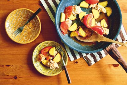 フライパンに材料を並べて蒸すだけ。だれでもつくれる「鶏モモ肉と野菜の蒸し」レシピ