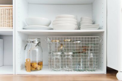 面倒くさがりでも続く収納！カゴやトレーだけで雑然とした印象が消える