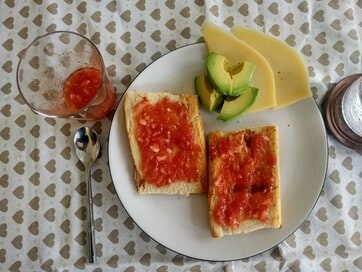 【パン・コン・トマテのレシピ】サクサクのパンの上でトマトとニンニクが大活躍