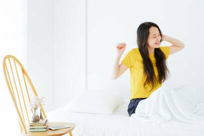 夏の疲れに、短時間でも熟睡できる小さな工夫。休日の寝だめはNG