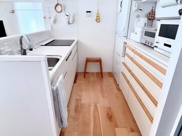 「キッチン家事疲れ」を解決する収納テク。コンロから一歩も動かずに調理ができる