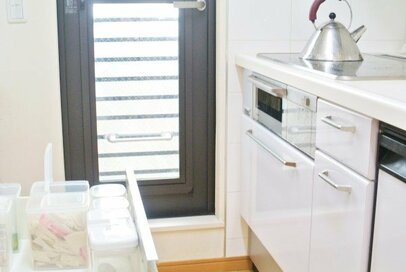 100円の「フタが立つ容器」で、キッチンと洗面所の消耗品がスッキリ