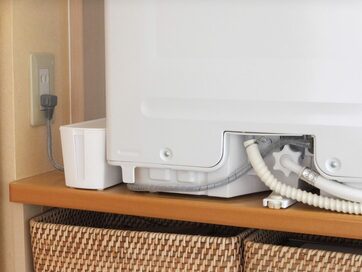 ごちゃつくコード類を存在感ゼロに！隠す・まとめる・色をそろえる