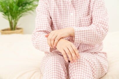 閉経後の女性に多い「へバーデン結節」。指の痛みやこわばりを感じたら要注意