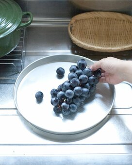 器上手な人が愛用するアルミトレー。フルーツにもお茶にも