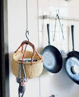 約2畳の台所が私の部屋。お気に入りをつり下げて快適空間に