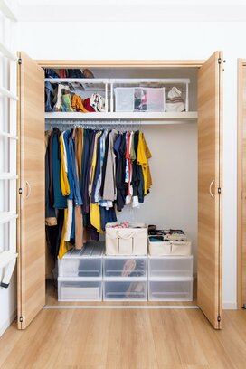 プロが改造したクローゼットの衣類収納。扉も閉まった！