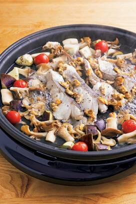 ホットプレートでアクアパッツア。アサリは水煮缶を使ってお手軽に