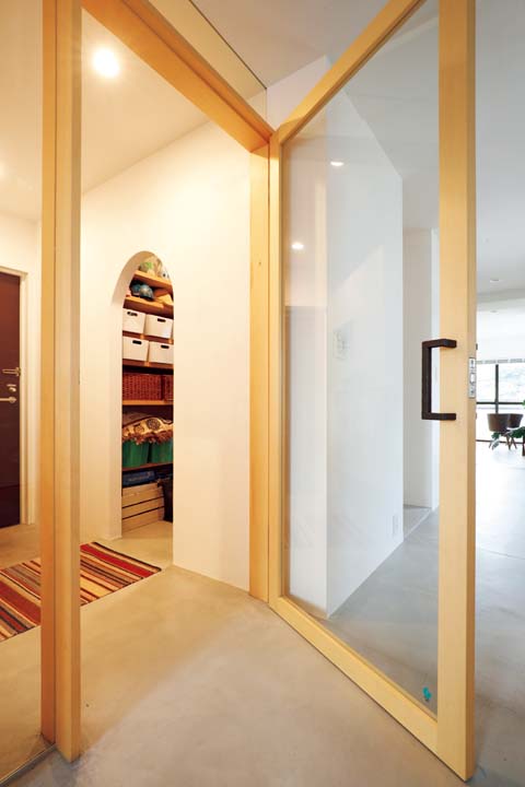 玄関と居室を仕切るガラス入りの建具