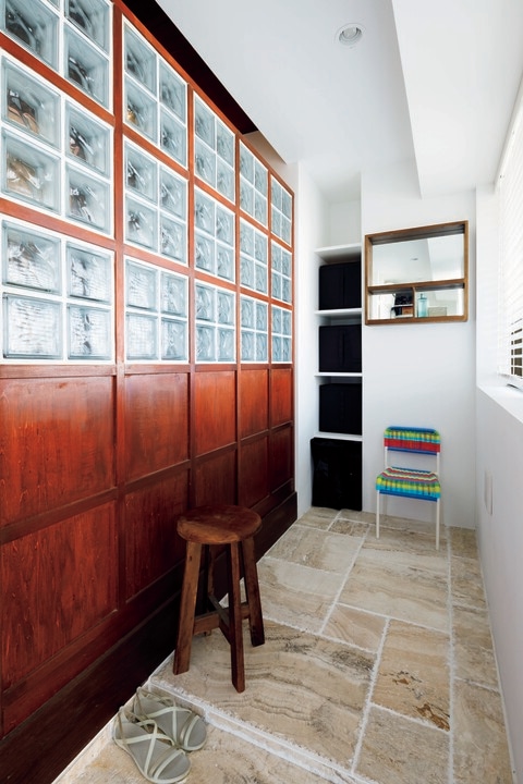 床をイタリア産の大理石で仕上げた玄関土間