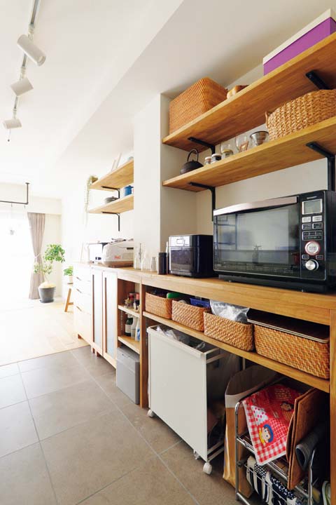 キッチン背面の大容量のニッチ