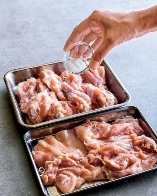 手羽元に少し多めに塩をふる