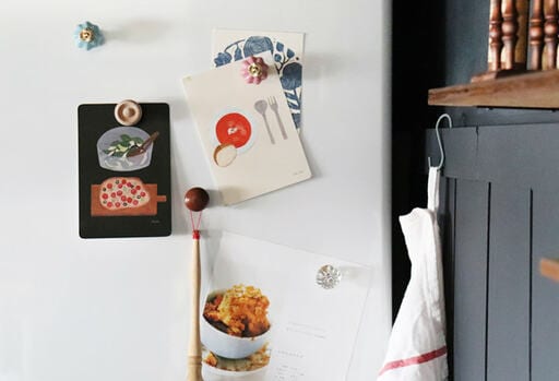 オリジナルマグネットでカードなどを飾る