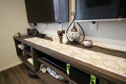 造作して部屋にフィットしているテレビボード
