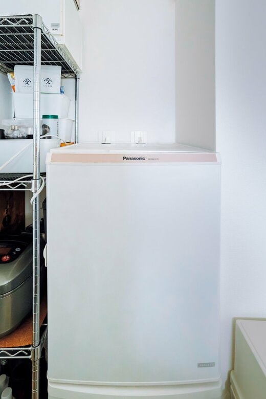 スーパータックフィットで壁と固定した冷蔵庫