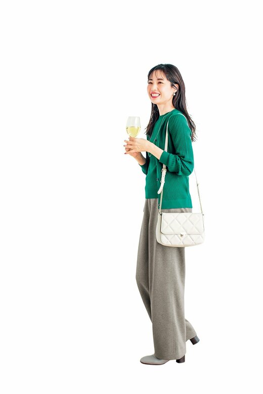 グリーンのニットを着た女性