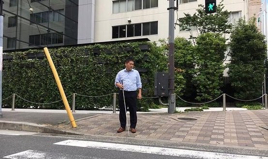 横断歩道に立つ男性
