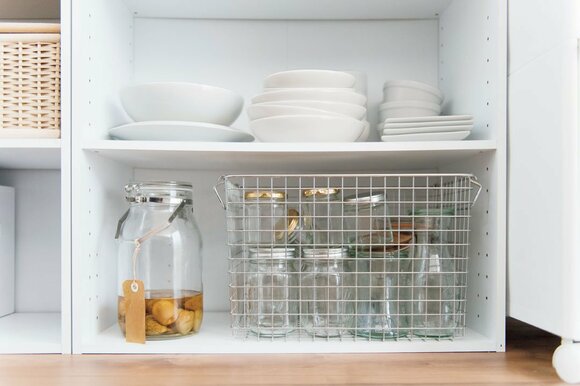 保存ビンをバスケットに入れて 梅酒と一緒に棚の下段に