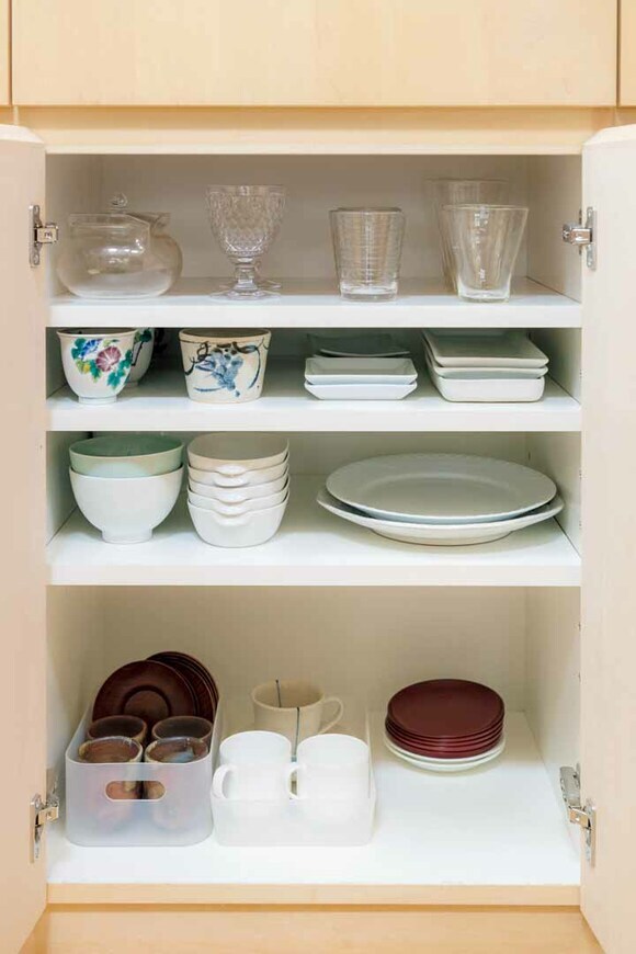 来客用食器をまとめて収納したカウンター下の収納