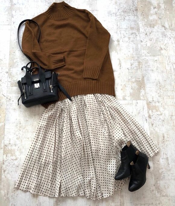 茶系チェック柄のタイトスカート