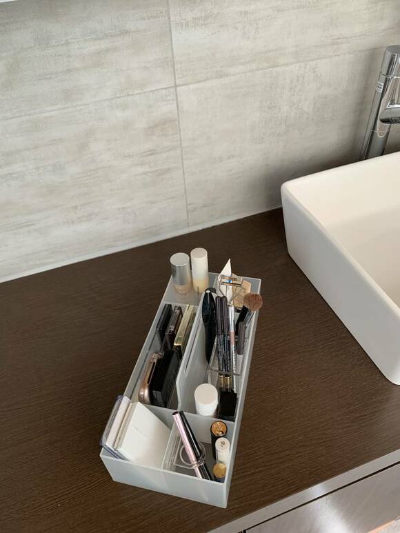 洗面台の隣に化粧品が入ったケース