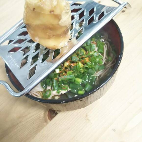 おろし金の上にショウガ