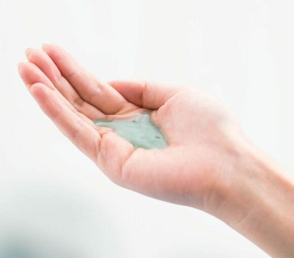 掌にシャンプー