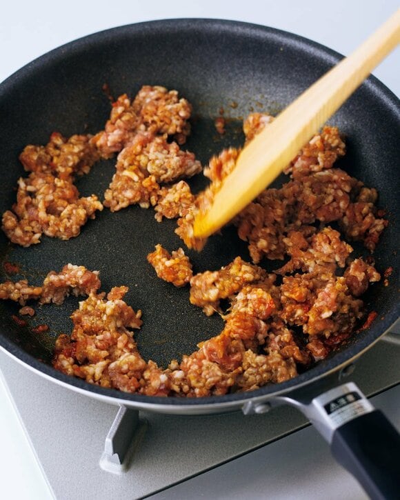 フライパンに肉みそ