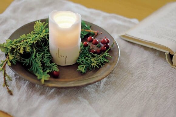 土ものの皿を花器に見立てて楽しむ