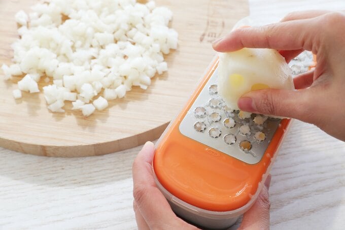 レンコンをすりおろす