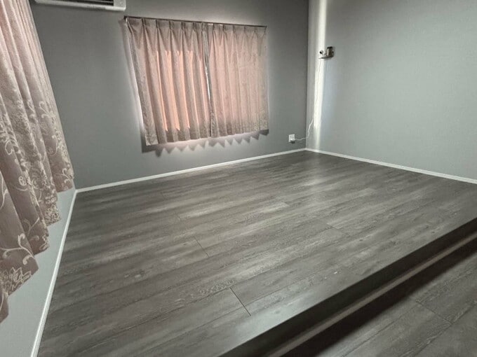 マットレスのないすっきりとした寝室