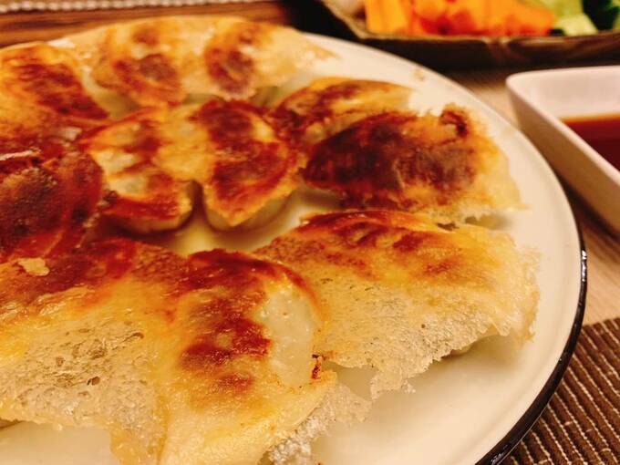 お皿にギョーザ