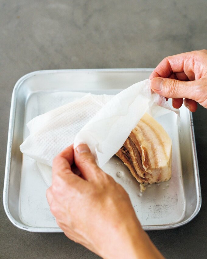 豚肉にペーパータオル