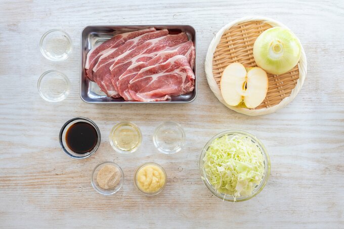 すりおろしりんごのショウガ焼きの材料