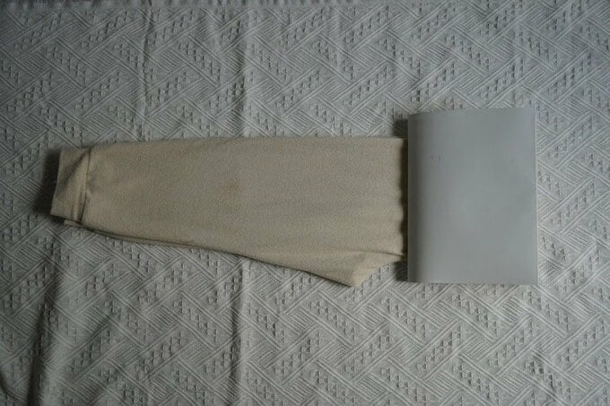 ゴムの部分に合わせて本を置く