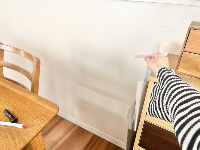 レターポケットから手紙を取り出している図