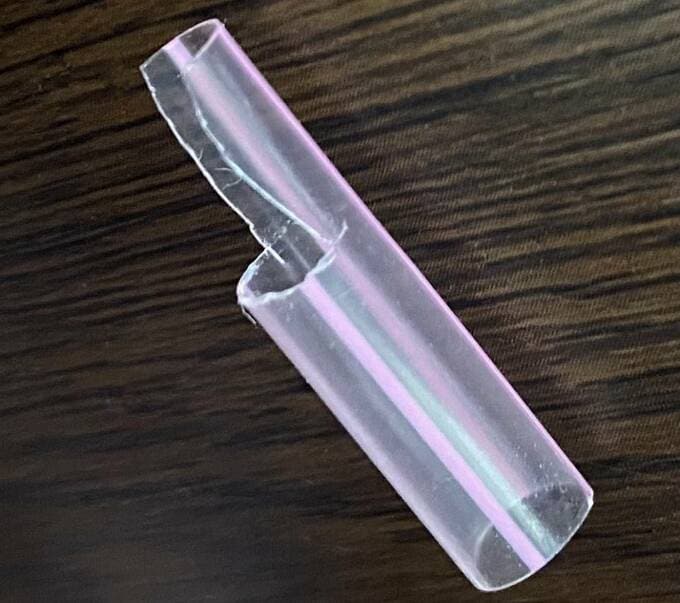切り込みを入れたストロー