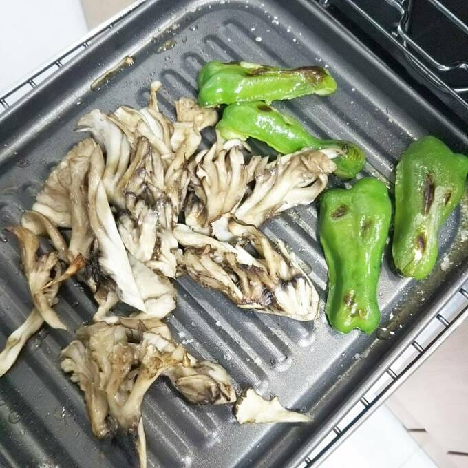 塩をふったマイタケはうま味がじんわりとにじみ出ます