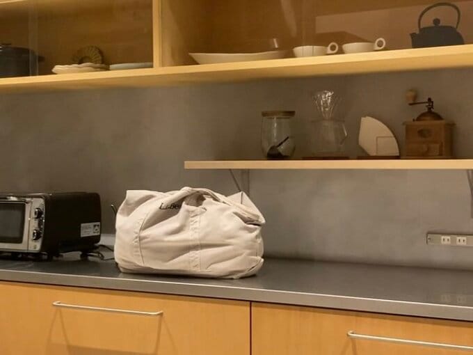 キッチンの背面カップボードに荷物を置きがちに