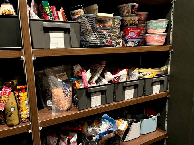 棚にしまった食品