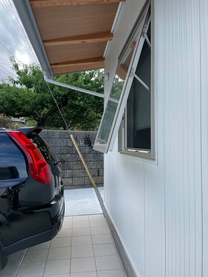 寝室の窓をあけると狭くなる通路