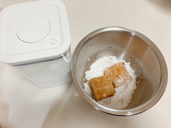片栗粉をまぶしている図